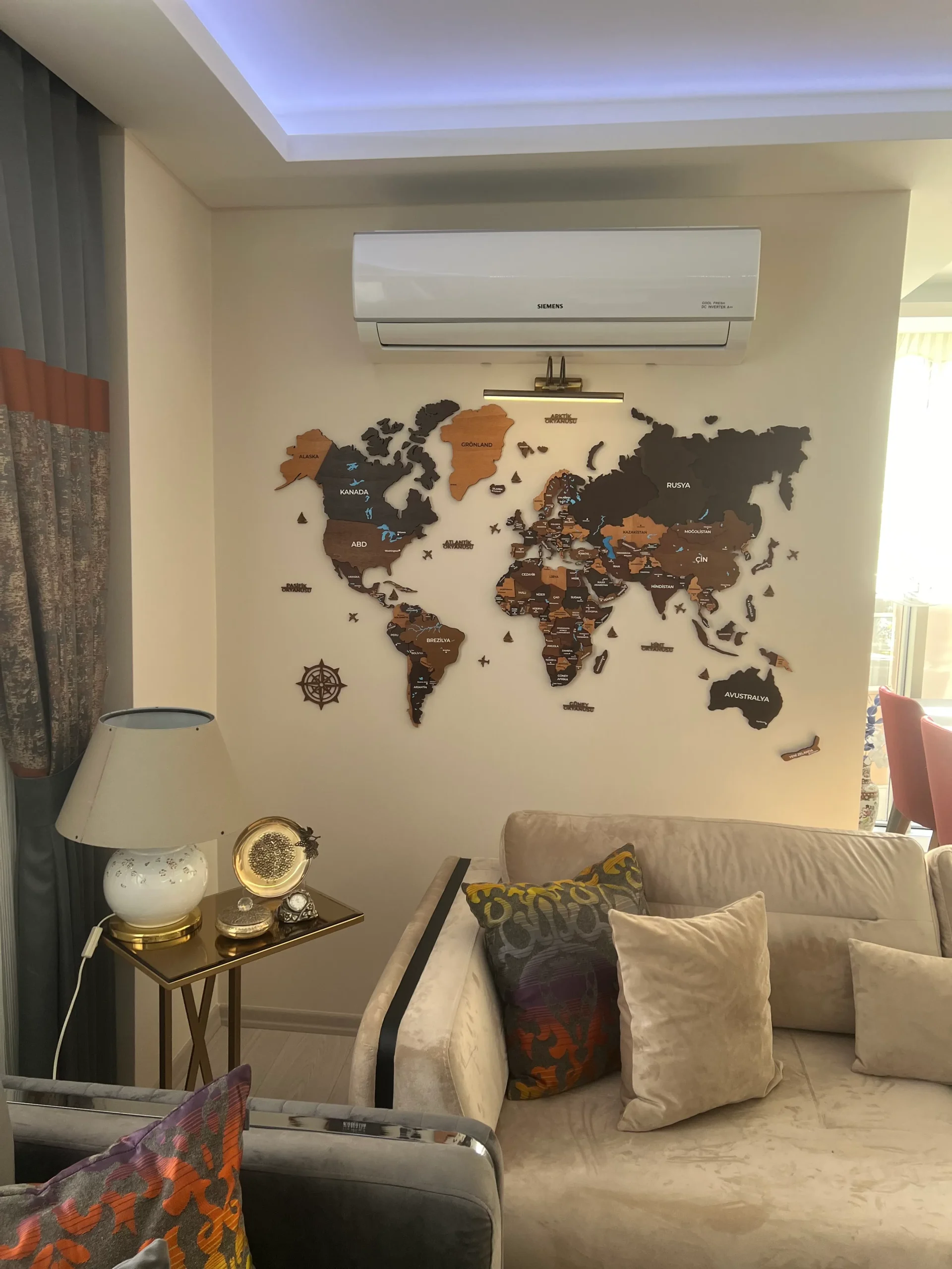 Wooden world map on living room wall – customer photo