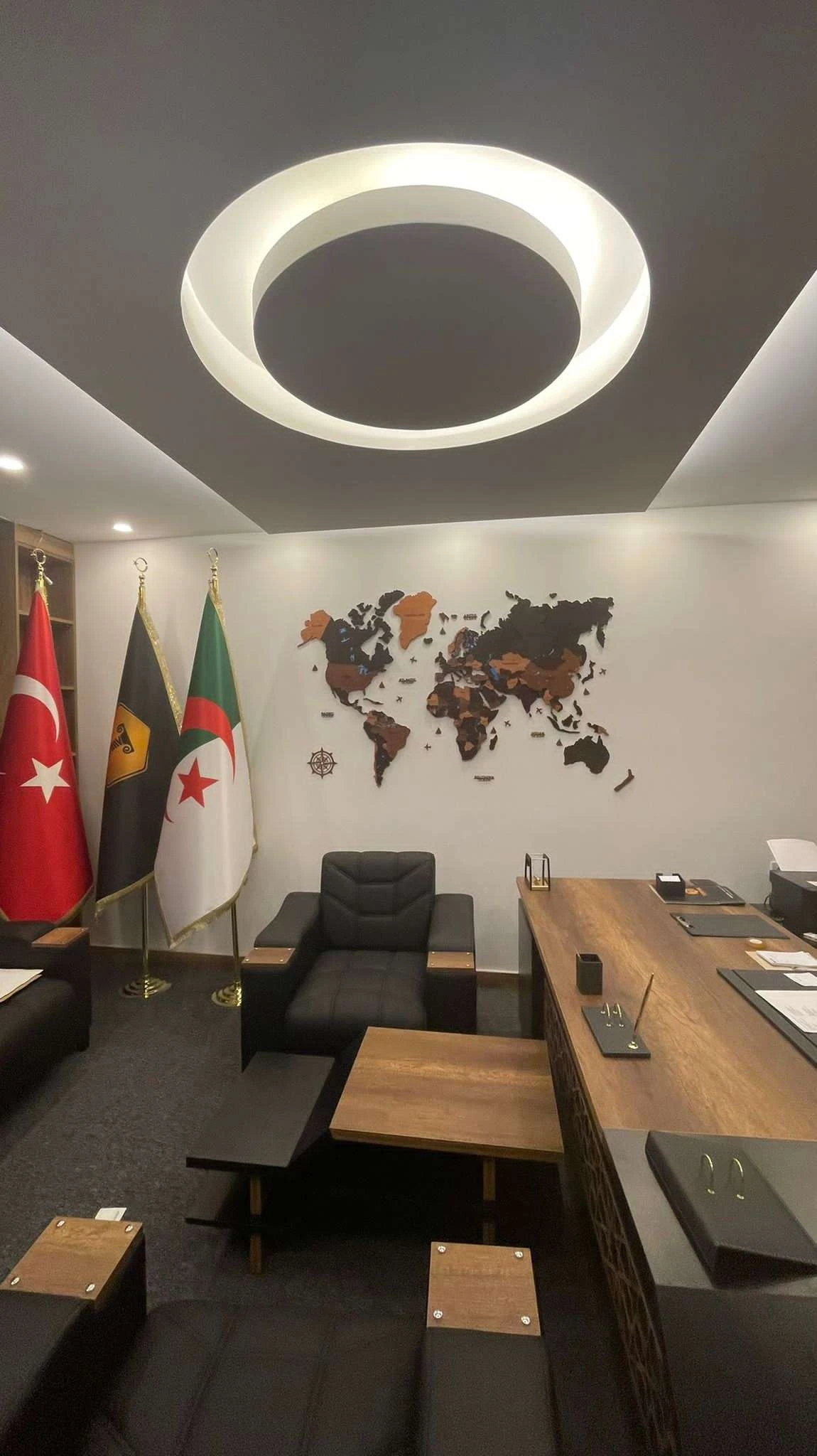 Wooden world map in executive office – customer photo